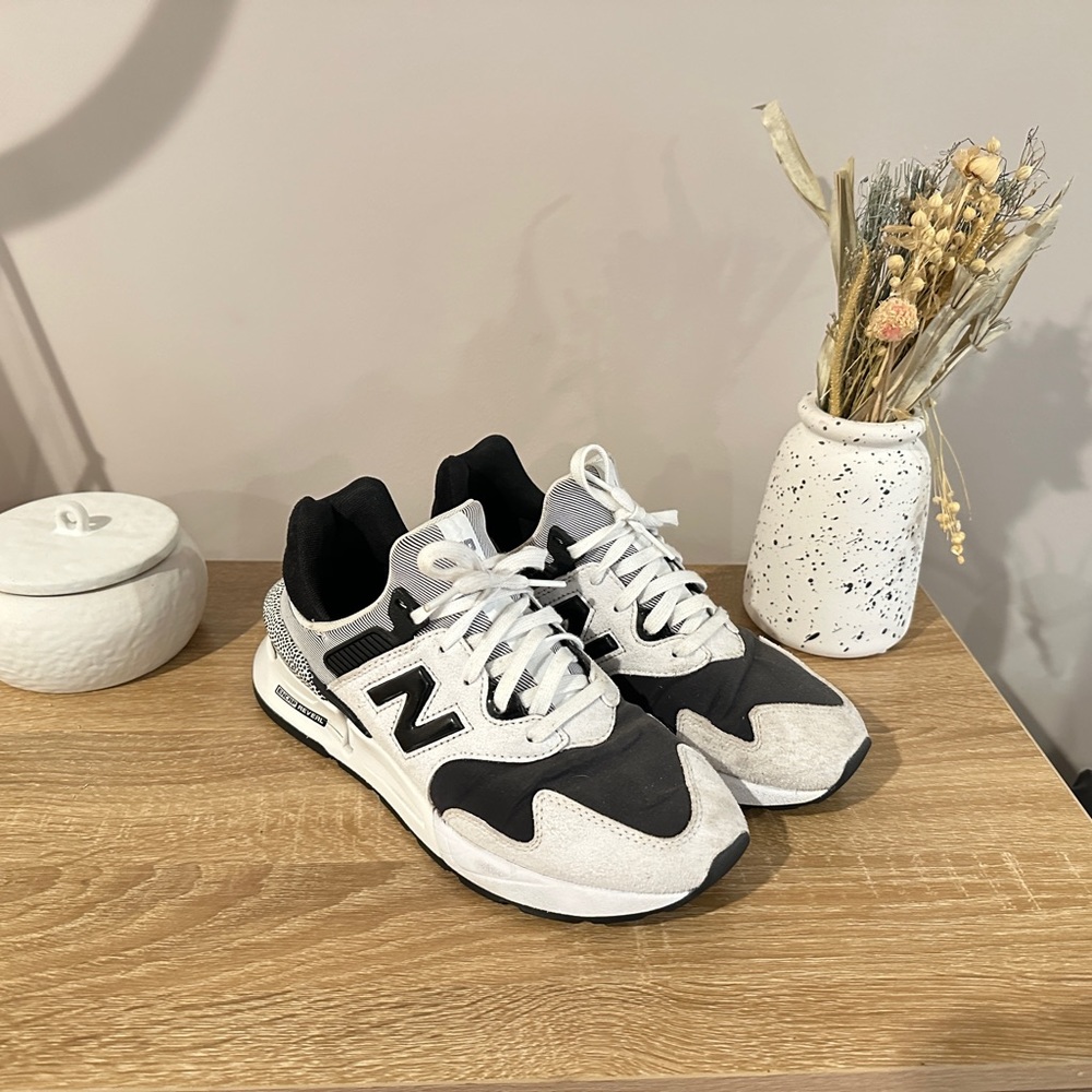 Women’s new balance, size 8.